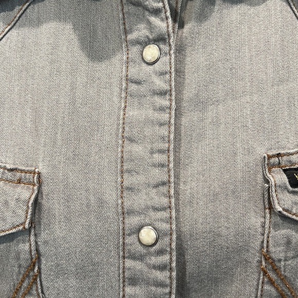 EUC - Women’s Wrangler Long Sleeve Shirt! - Picture 3 of 5